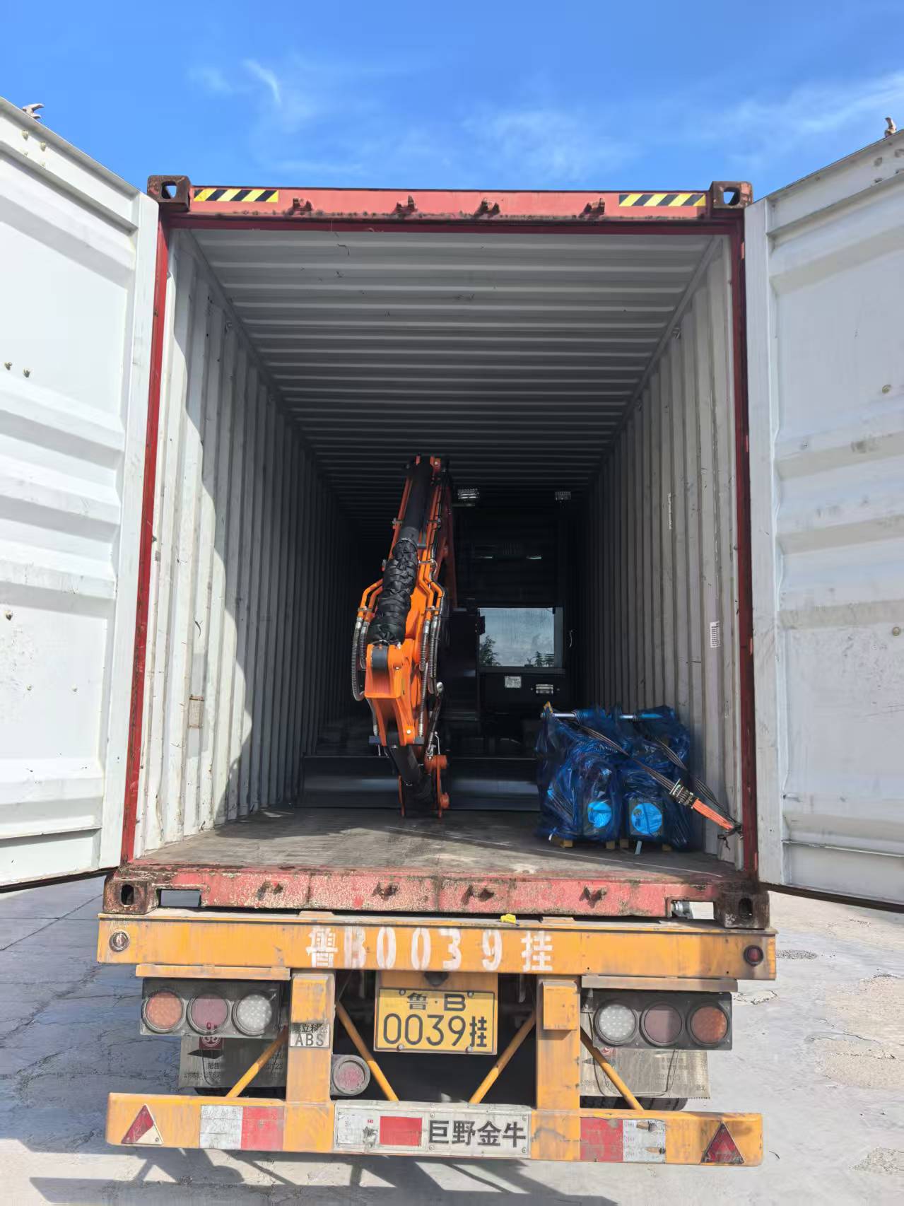 6.5T 굴삭기 2대가 파견되었습니다